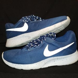 Nike Men's Blue Athletic Shoes with Speckled Soles